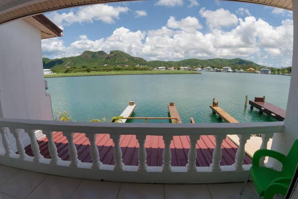 Waterfront Luxury Retreat: 2-Bed Villa Sea Life Jolly Harbour Exteriér fotografie